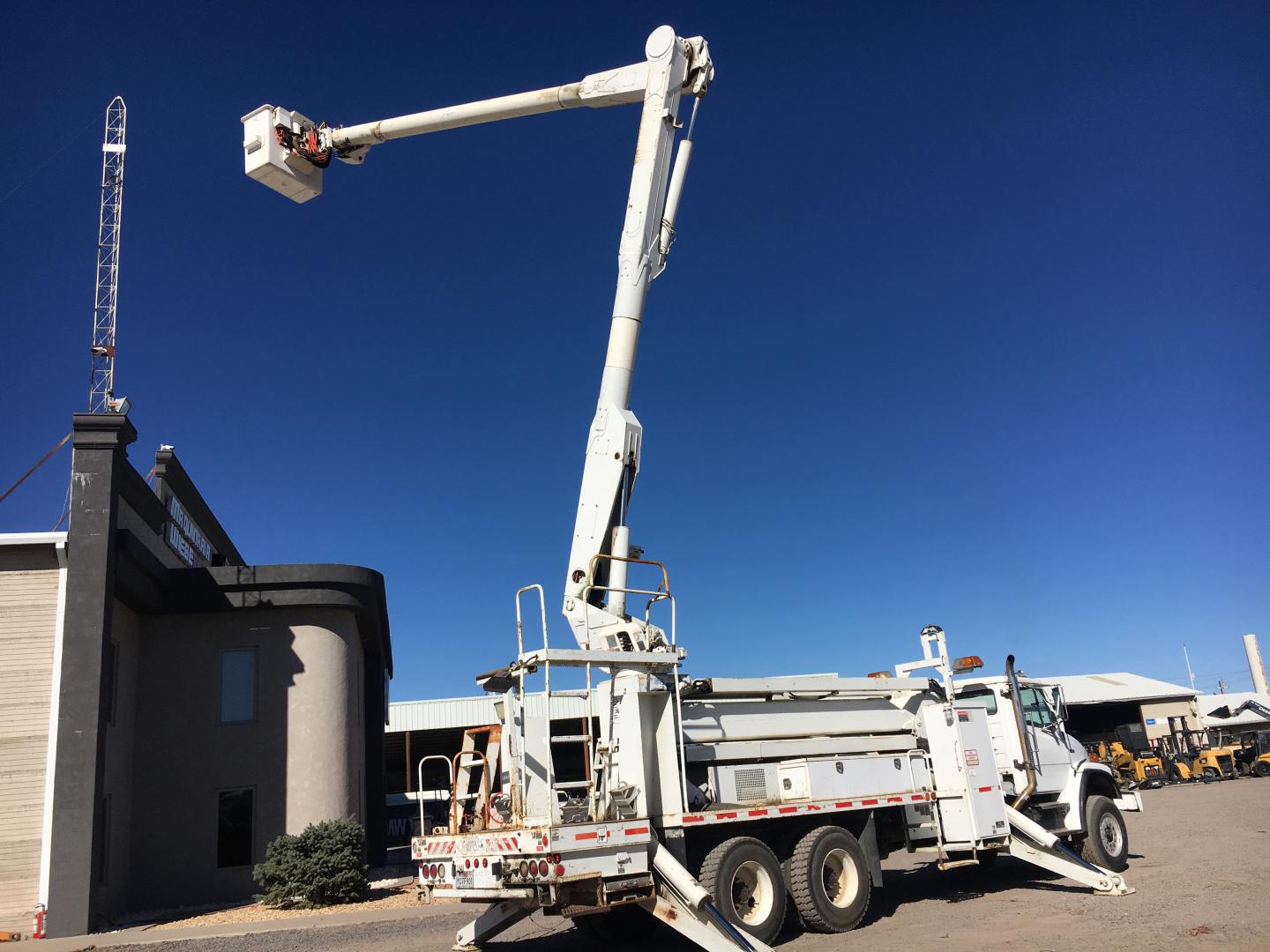 CAMION CON CANASTILLA ALTEC  AM855-F88